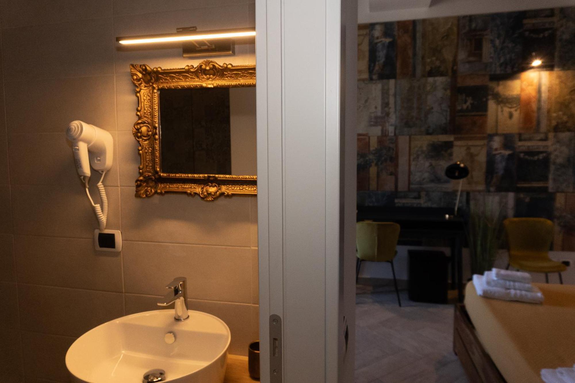 Le Boutique Luxury Rooms Diffused In Historic Center 피우미치노 외부 사진